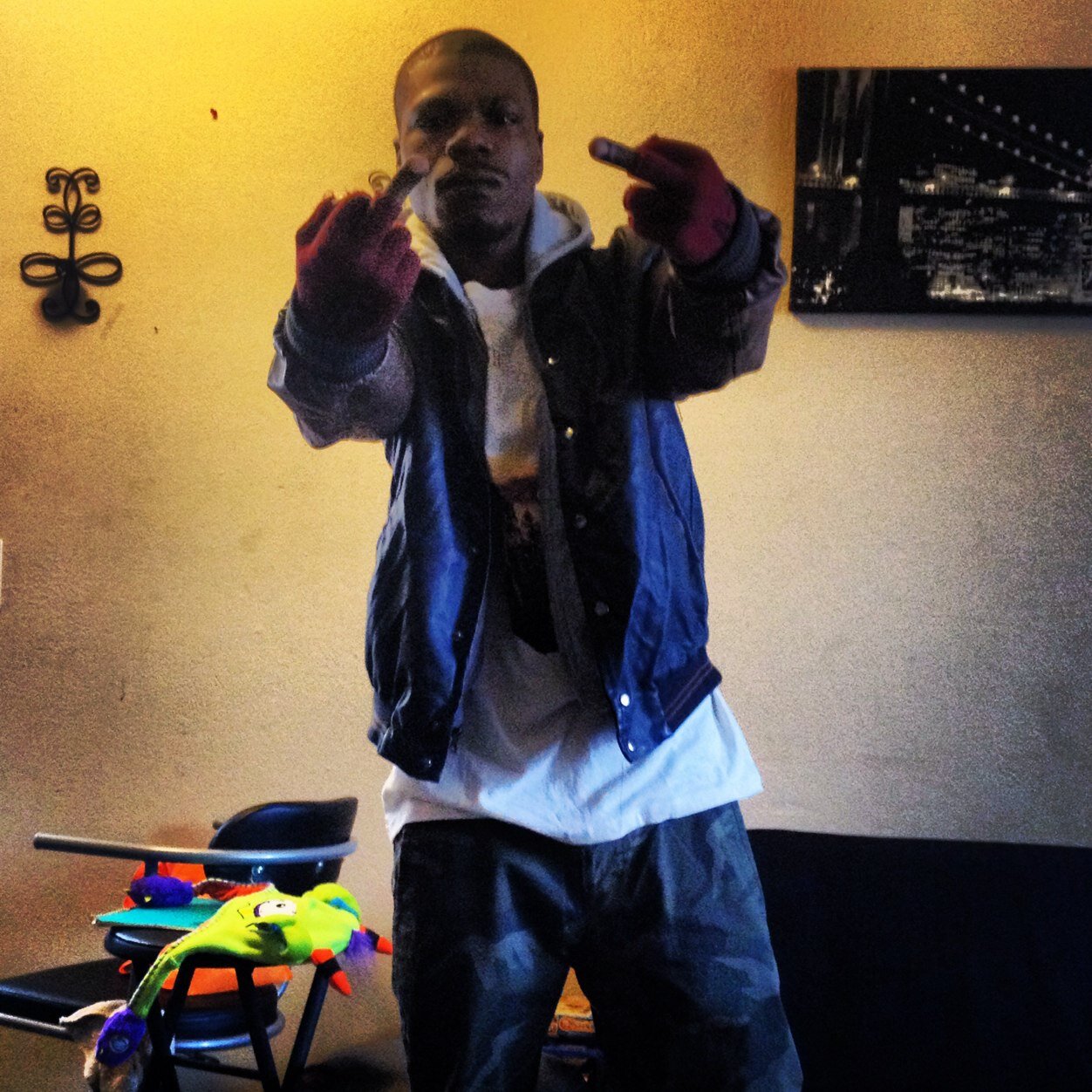 I AM AN UPCOMING ARTIST FROM CHICAGO,IL LOOKING TO PROMOTE,MEET,AND NETWORK WITH THE WORLD