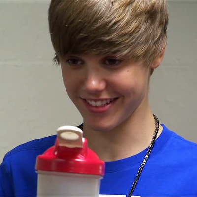 I'm not fan,I'm a Belieber,Bizzle follow me please I Love Justin Bieber...♥♥♥