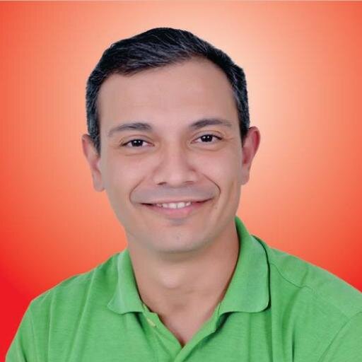 Médico, Oficial Médico da PMMG, Prefeito de Lassance-MG pelo segundo mandato, filiado ao PCdoB