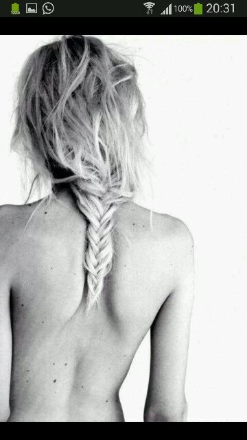27años. Anorexia hace 11 años... Y si aveces la cago y vuelvo.
comenzo por una dieta, es una obseción