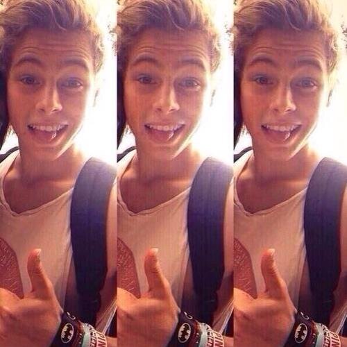 Please go follow @acousticmashtxn bc she gave you a free follow :)