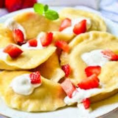 Pierogarnia Cayenne oferuje świeże, domowe pierogi. Ciasta oraz farsze są przygotowywane codziennie świeże. Opieramy się na starych sprawdzonych przepisach.