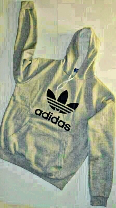 Vendemos camisetas, sudaderas, zapatillas... Ya iremos informando de la ropa que recibamos. Interesados en comprar hablar por md.