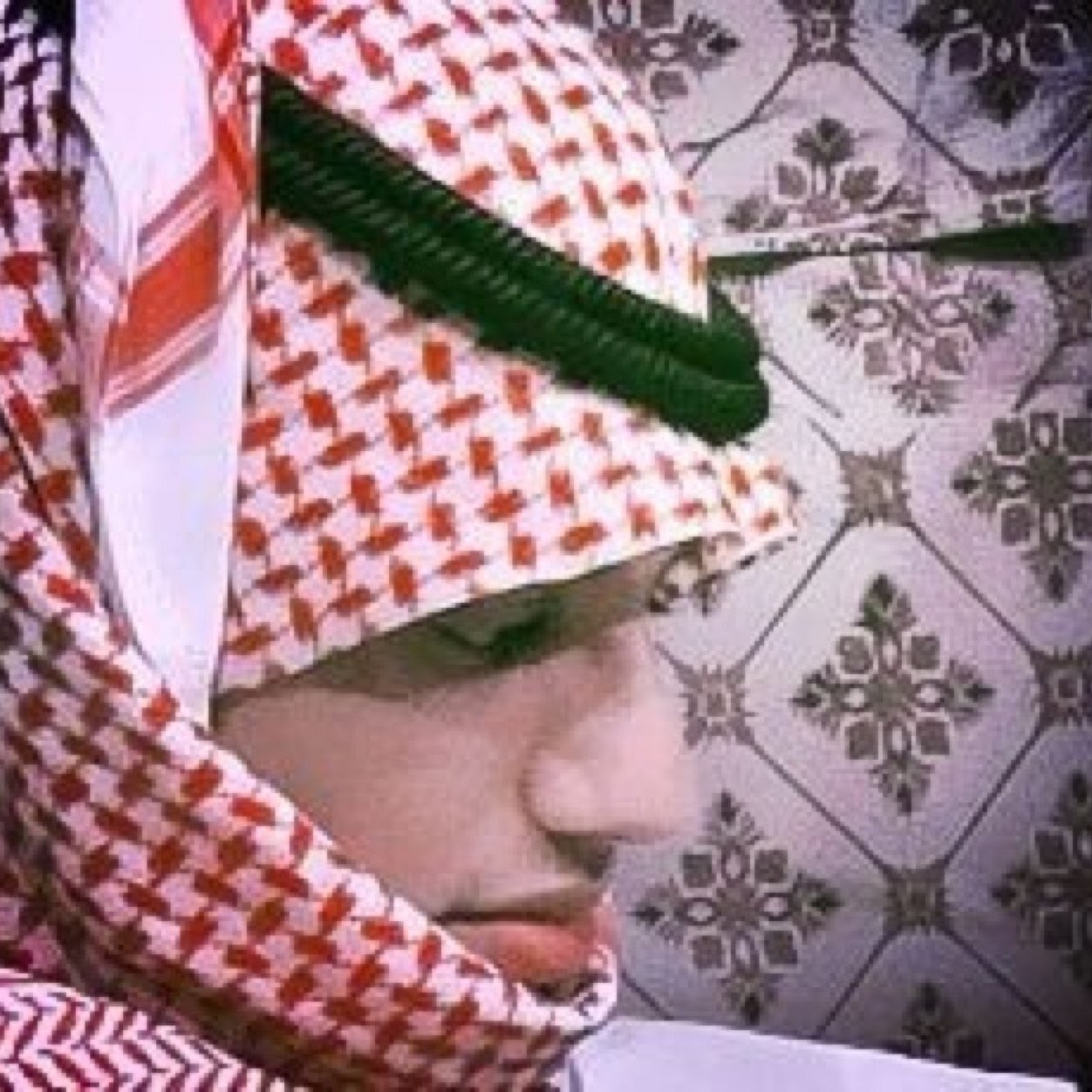 ماجيت ادور من ورى تويتر إعجاب ، قابلني الله والسبب ( والديني ) قمت مع العالم وحطيت لي حساب ، يامرحبا مليون باللي يبيني