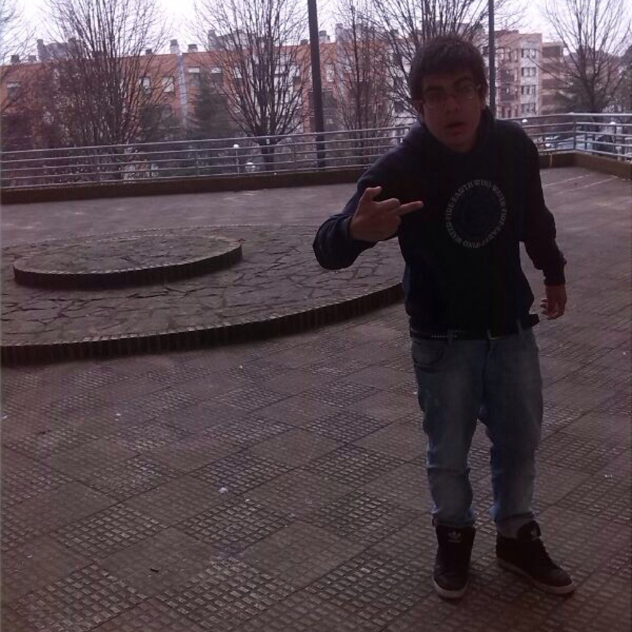 #Fumando yerba limpiando mis Nike#