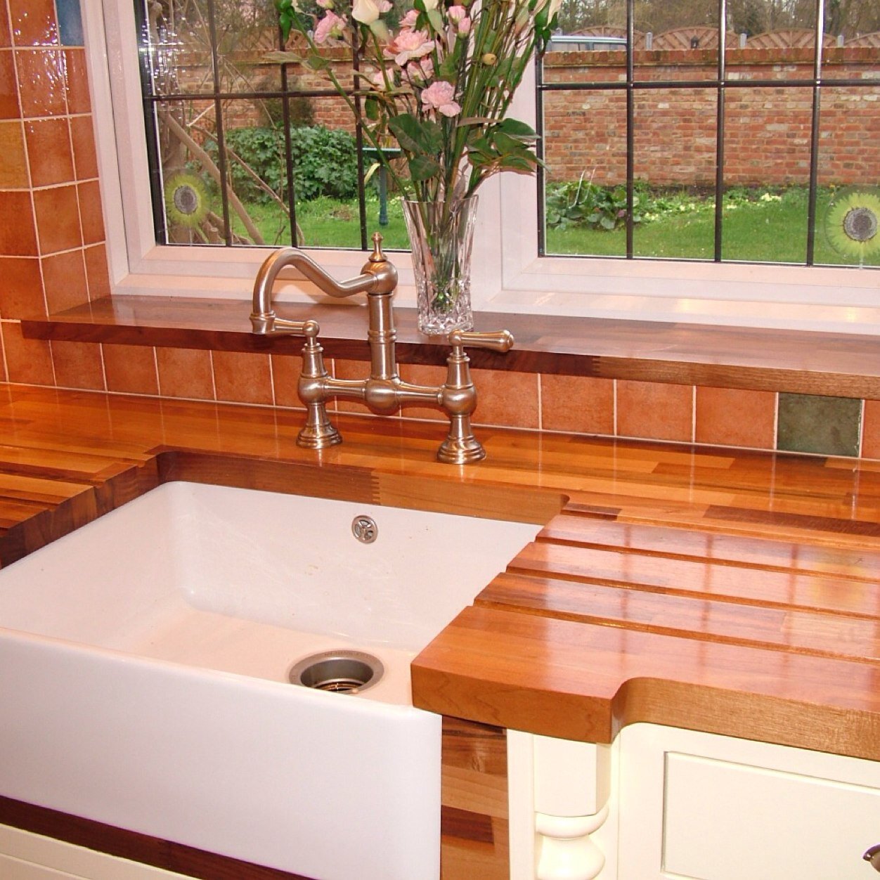 Kitchen Worktop Fabricator. Specialists in Corian, Avonite, Maia, Minerva, Mistral, Pietra, Maxtop Composite Stone, Solid Wood and Laminate Worktops