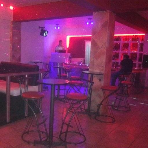 !Somos un establecimiento diseñado especialmente para disfrutar al máximo, con servicios de camareras con muy buena presencia!
