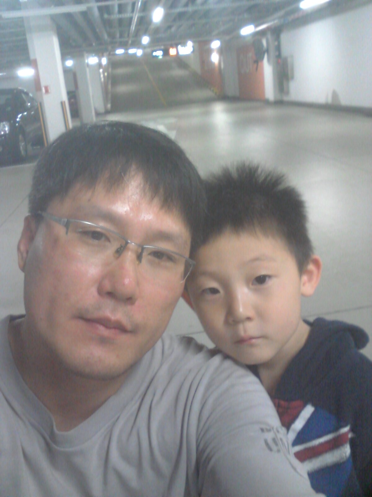 I'm a office worker. My hope is to be a good father. I hate MB & SooGu-Kkoltong & GaeDokgyo.