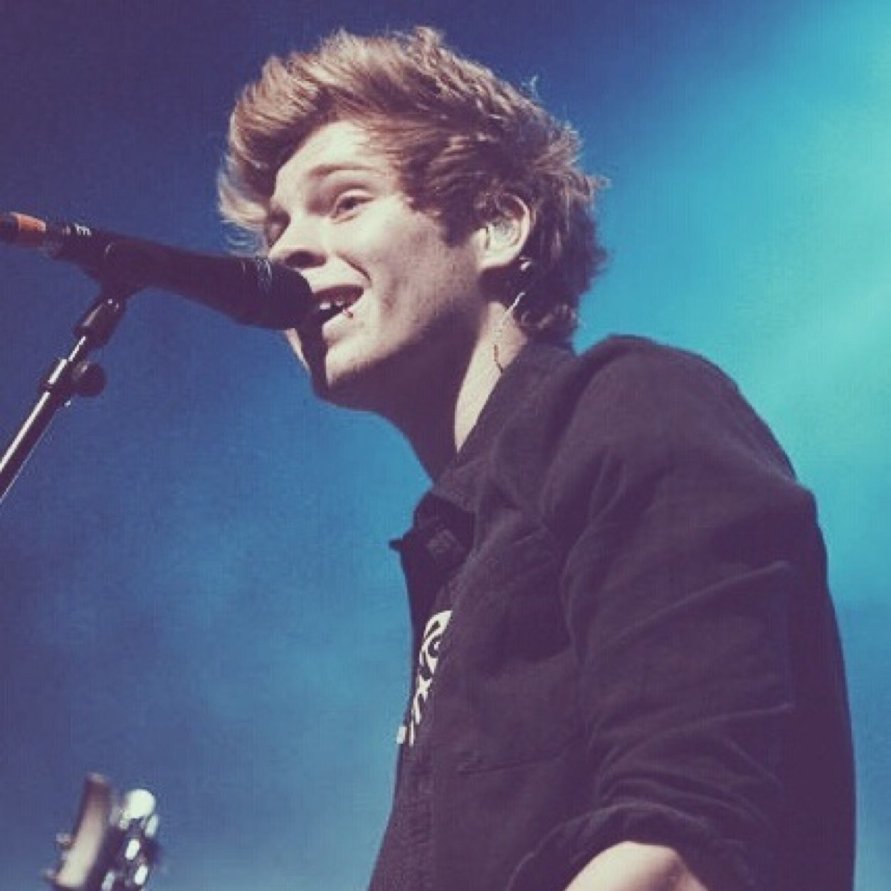 Follow @dukeofmuke where I'll DM you to Cal, Michael, Luke and band