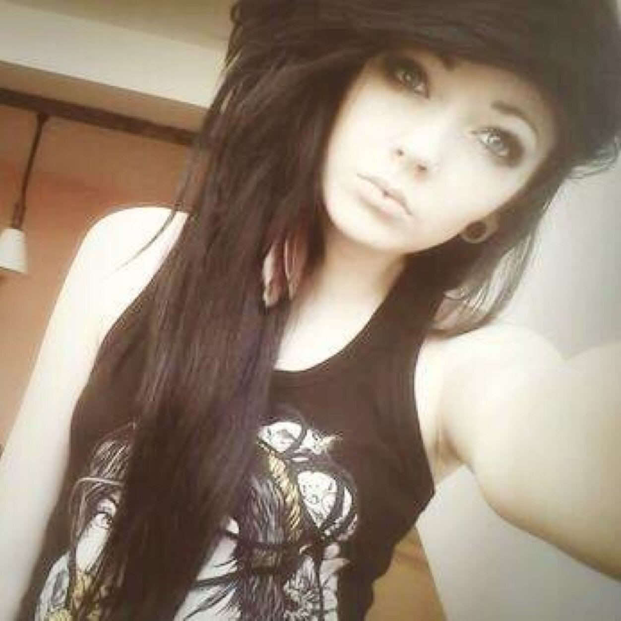 ||RP|| Hi im emalee the broken purdy princess i have sevre depression and a eating disorder... DM if you wanna talk or say what you think.. {RP}