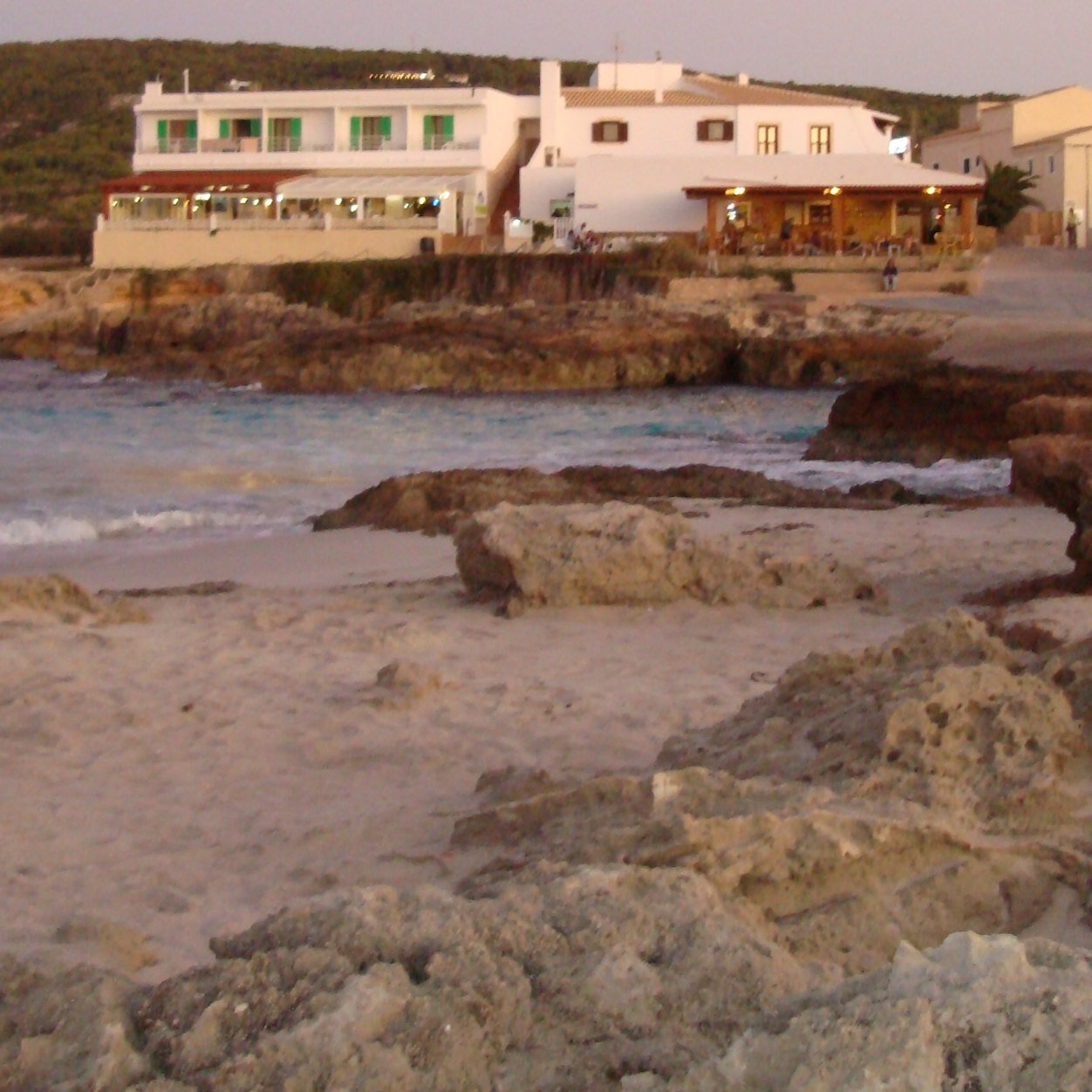 Pequeño hostal familiar en primerisima línea de mar y ubicado en un entorno de lujo....