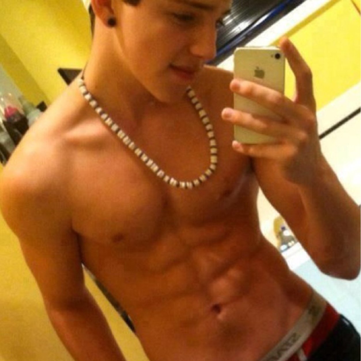 Im 15 live in a small town in ky hobbies workout,baseball,basketball and thats about it!!!