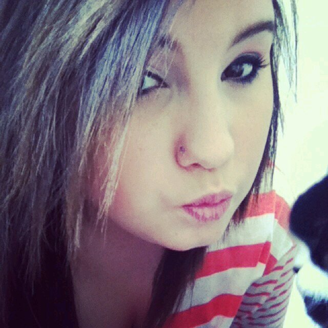 Dis be sierra:) I love to do makeup and draw:) i want to be a makeup artist and do movie makeup as well as tattoo artist:) well dis be it:)