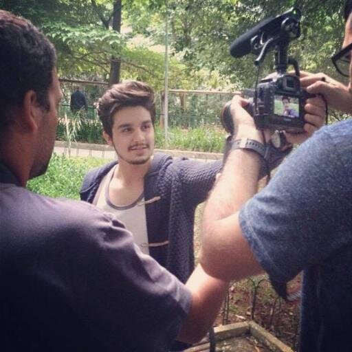 O coração implora o que a mente tenta esquecer ♫♪ Te Vivo @luansantana since: 28/12/2012