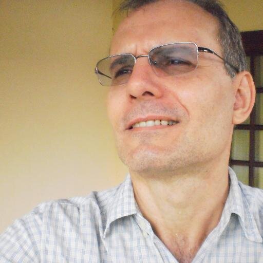 Católico Tradicionalista, farmacêutico, casado, conservador, morador em Sorriso MT.