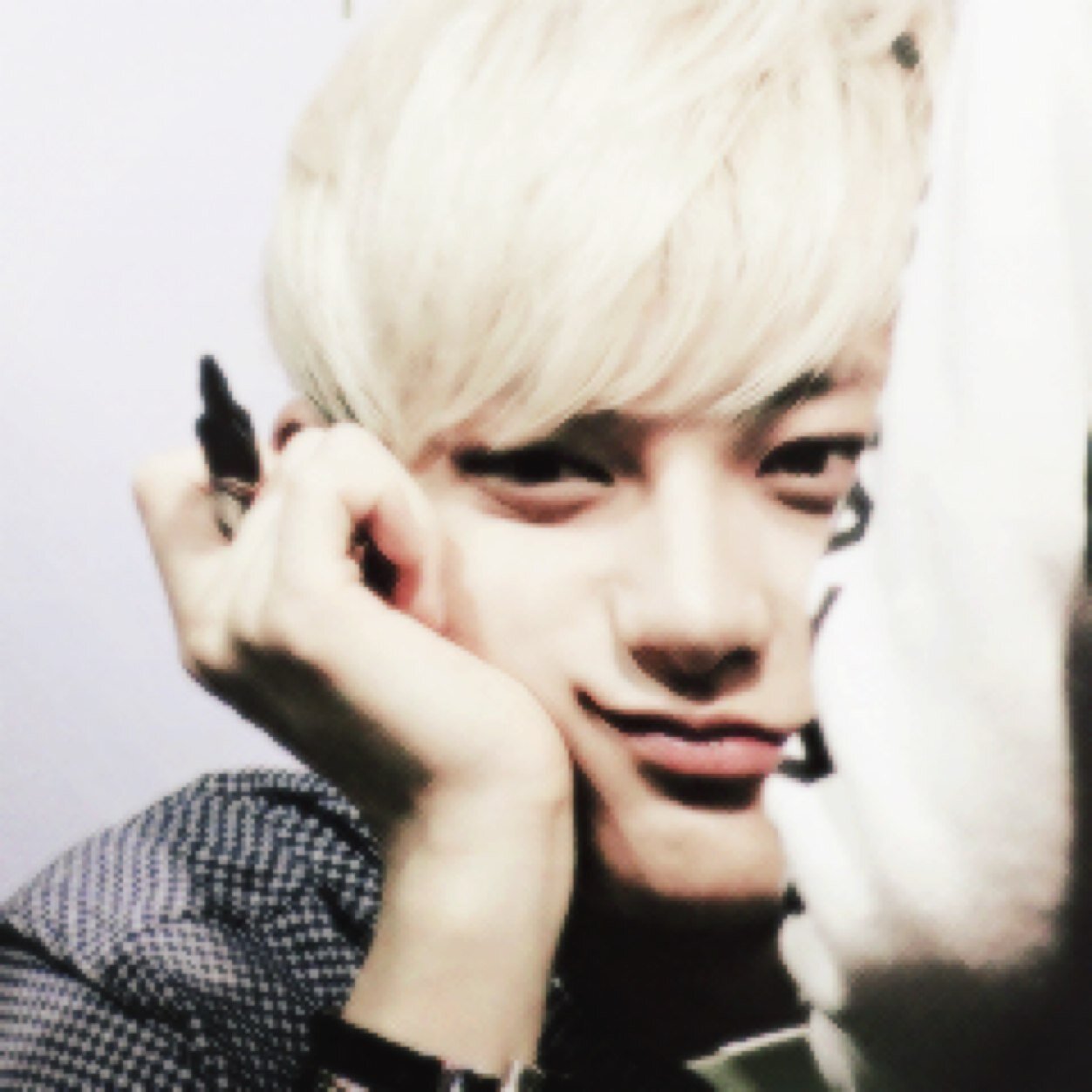 PLEASE FOLLOW @zitao420 INSTEAD OF THIS ACCOUNT THANK