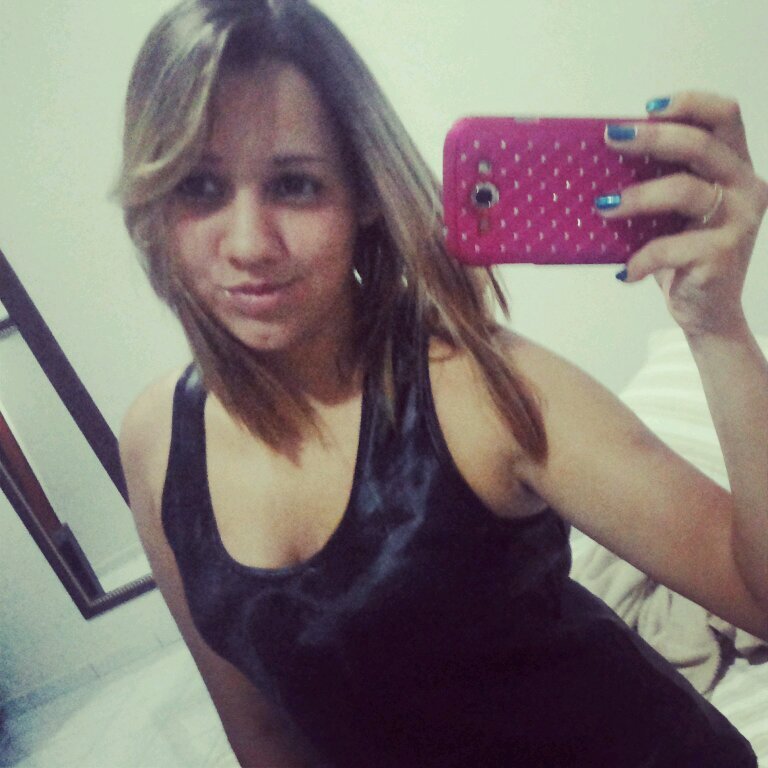 SthefanyC1's profile picture. Com tempo a gente percebe que certas coisas que pareciam ser tão importantes, hoje já não fazem o mínimo sentido...