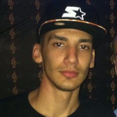 Fe_Dingo's profile picture. Entre o corte da espada e o perfume da rosa, Sem menção honrosa, sem massagem, a vida é loca e nela eu to de passagem.