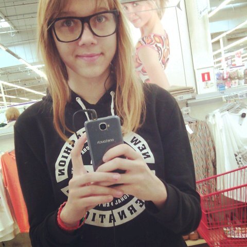 I live in your world where space is only for 1D, Room94 and Black Radio #Roomie Room94 follow me 1/5 #Blackrads *.*