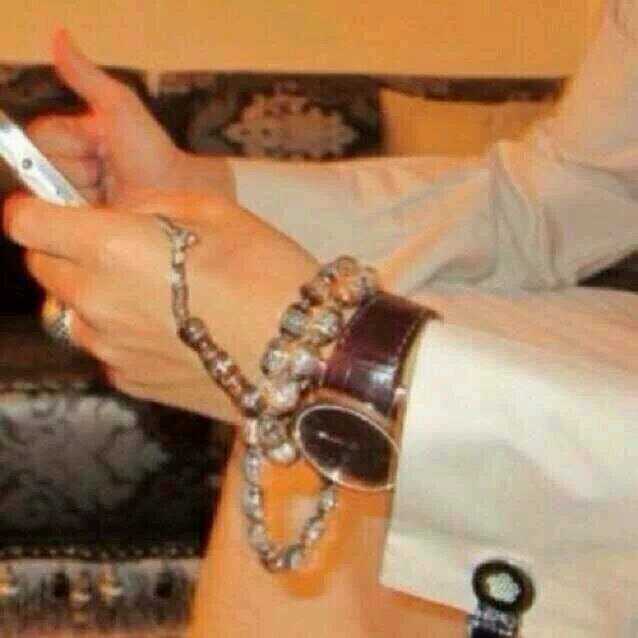 من مدلي يمناه مديتله خمس:-* ومن صد عني عغت شيفة بﻻده:-* ﻻني عزيز وعزتي تحكم النفس:-* والنفس ماترضى بهون المكاده ♥البرنس♥ام القرى.