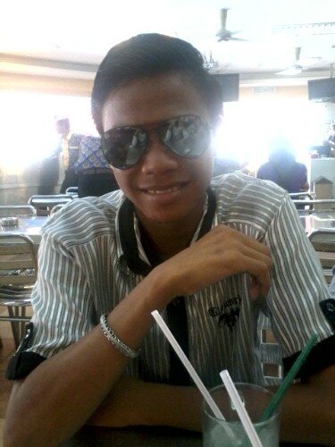 Hi SeMuA.....NaK KenAL BoLEH.....FoLLoW My.....Im Be FoLloW U BaCk...