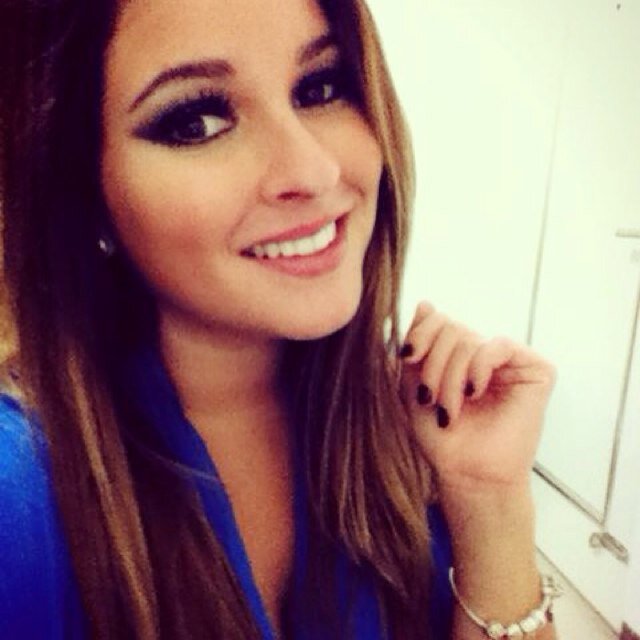 nicoledurler's profile picture. Let your light shine, emancipate your mind, radiate love & believe in the kindness of strangers。