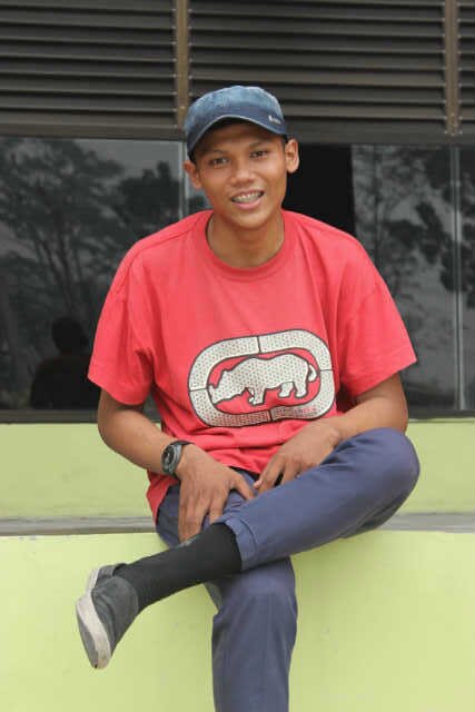Hidup penuh dengan rintangan yang gak pernah ada habisnya.(Life is full of obstacles that do not ever end.):)