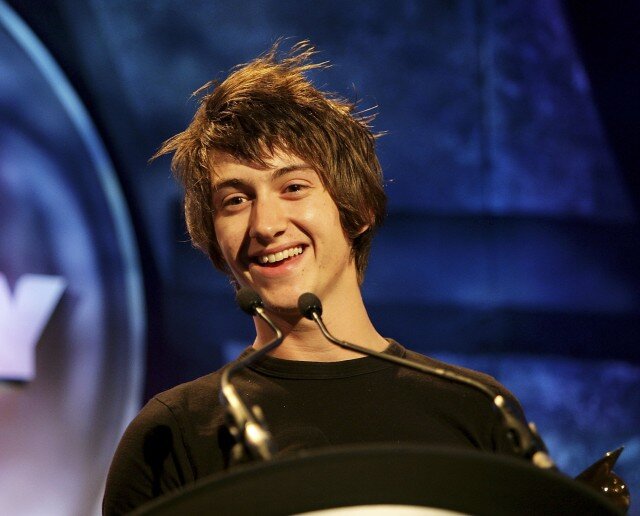 Sou um violento Alex Turner. Apenas mais uma página de fãs a gozarcom AM.Sigam-me para novas piadas com o Turner e amigos!