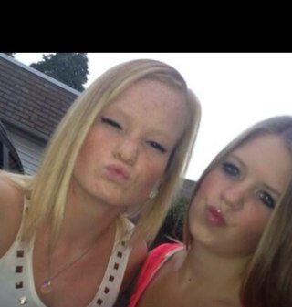- Vrienden en familie boven alles / al 13 jaartjes vriendinnetjes w/ @nieske98 /hou zoveel van jou schatjee xxxZoe