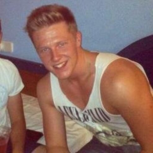 shawanapsw's profile picture. I love the Artic Monkeys,vampire weekend, the killers,the kooks and oasis! ilove watching friends and harry potte so follow me and i will follow back :)