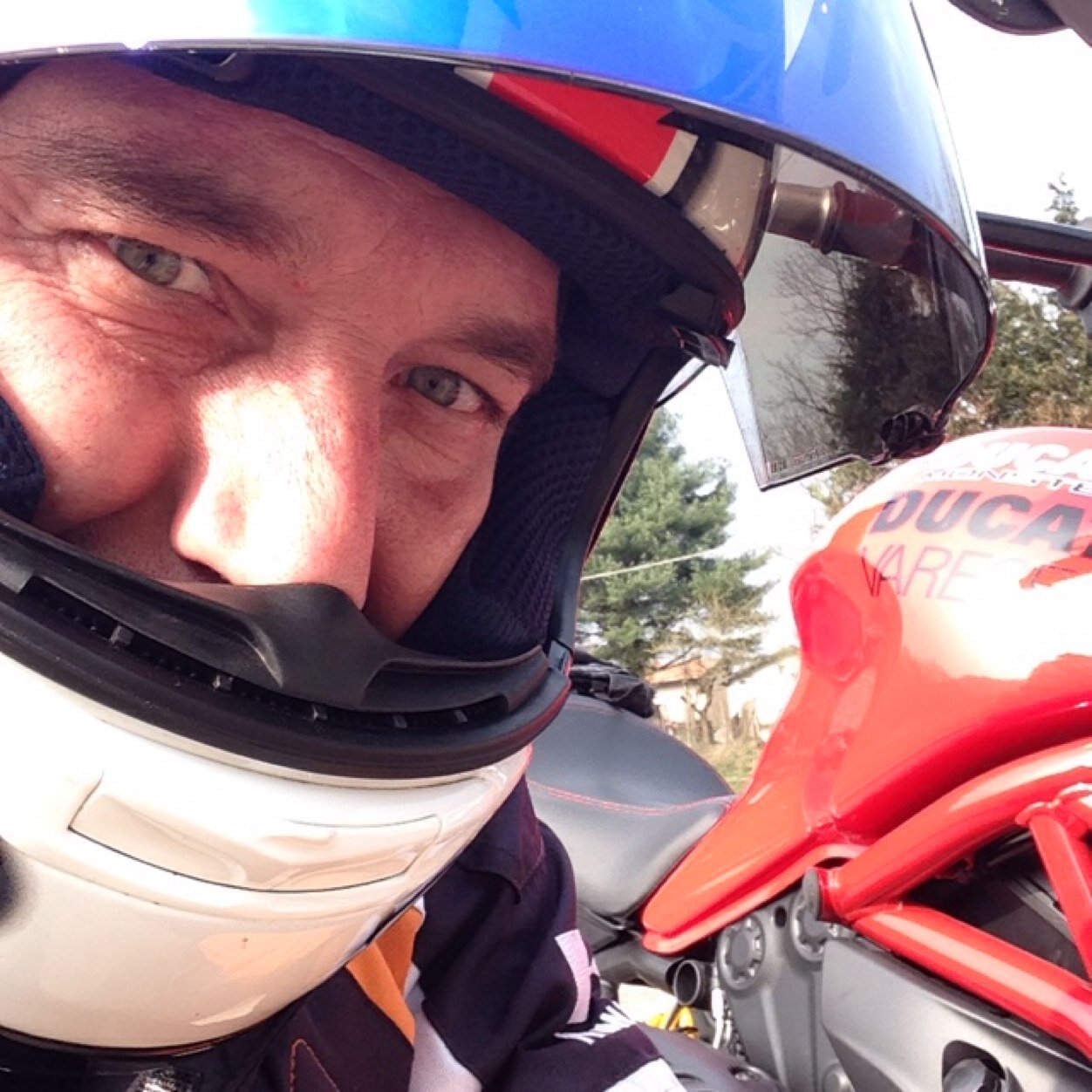 Sono Rabuffetti Vincenzo,abito a Castronno(VA) Italia e sono un grande appassionato di moto.