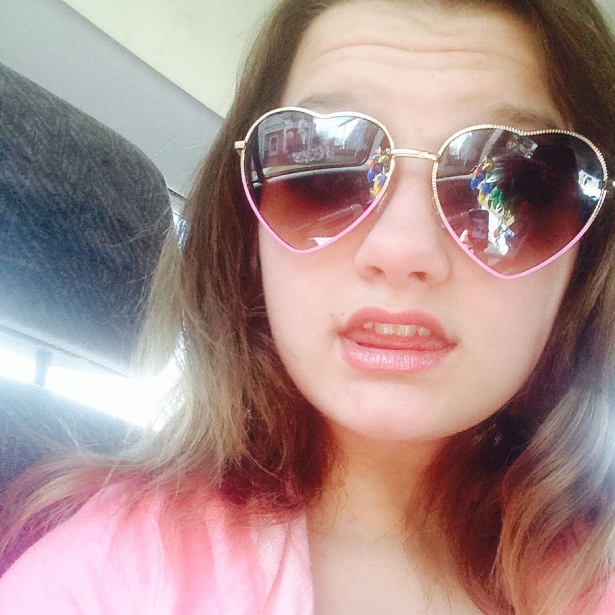{Heyy follow me i follow back}
{i love starbucks}
{i take lots of random selfies}
{MAGCON LOVER}
Mkay Bye