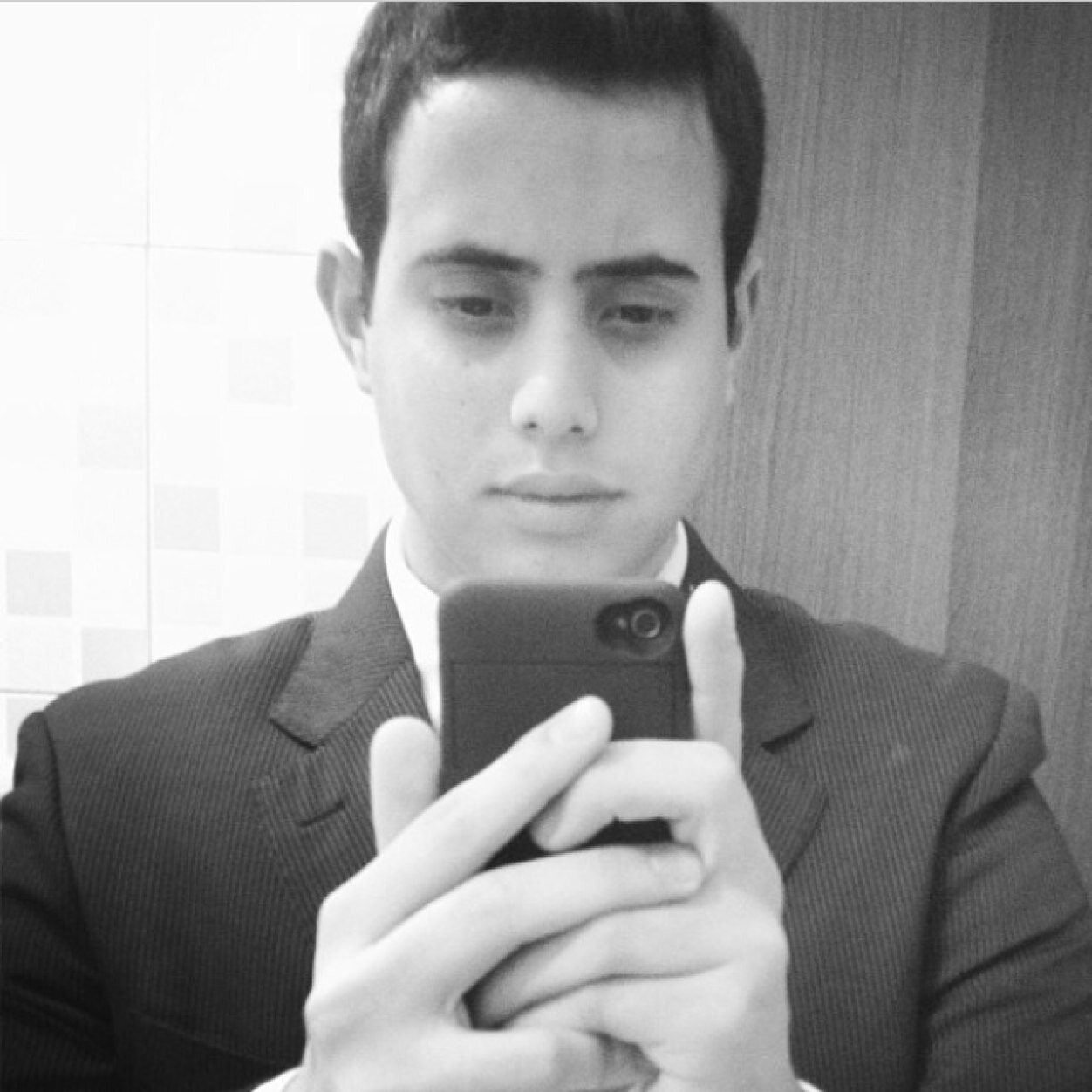“Triste época! É mais fácil desintegrar um átomo do que um preconceito.”