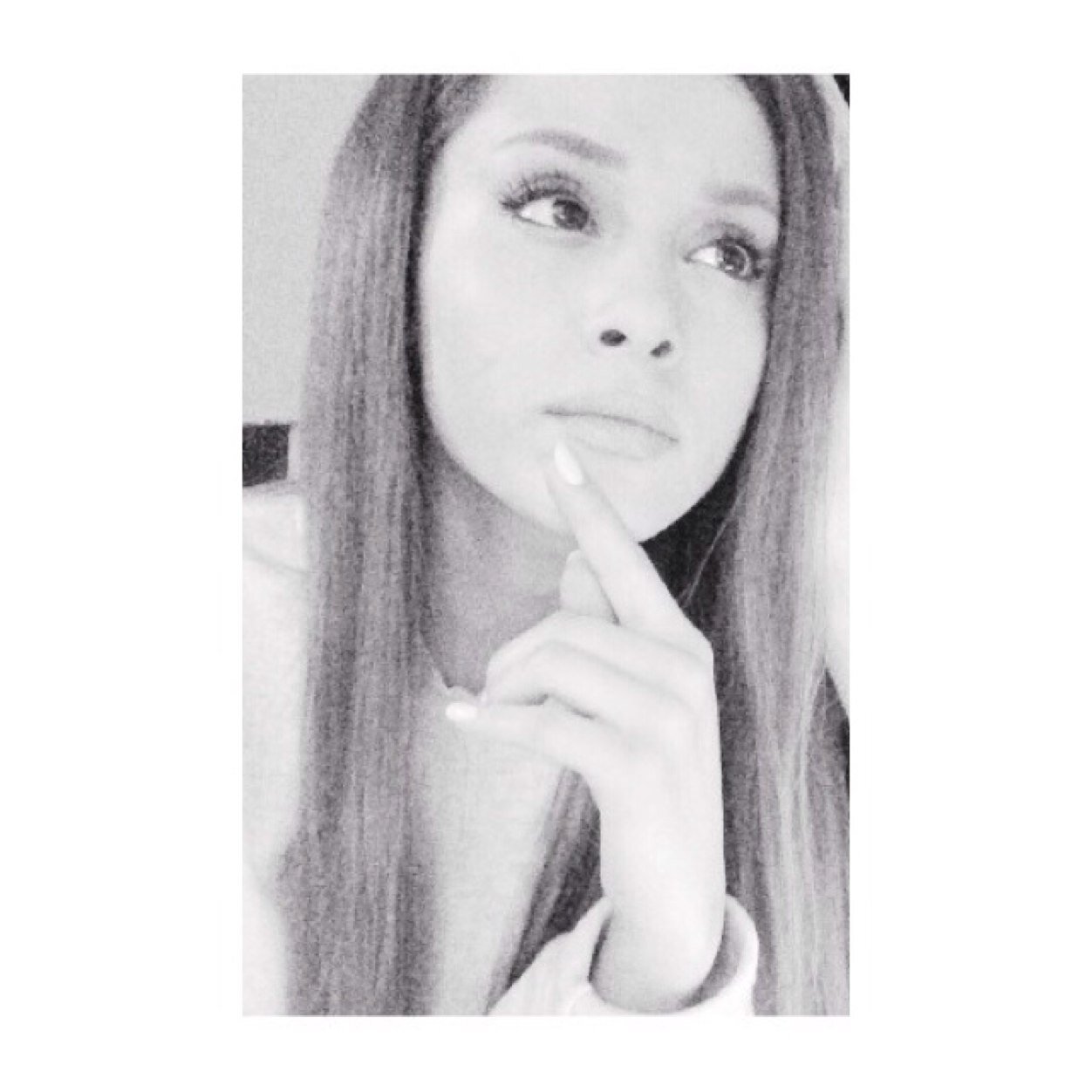 GrandesBed's profile picture. ☾Baby, you know how to drive in rain
You decided not to make a change
Stuck in the same old lane☽