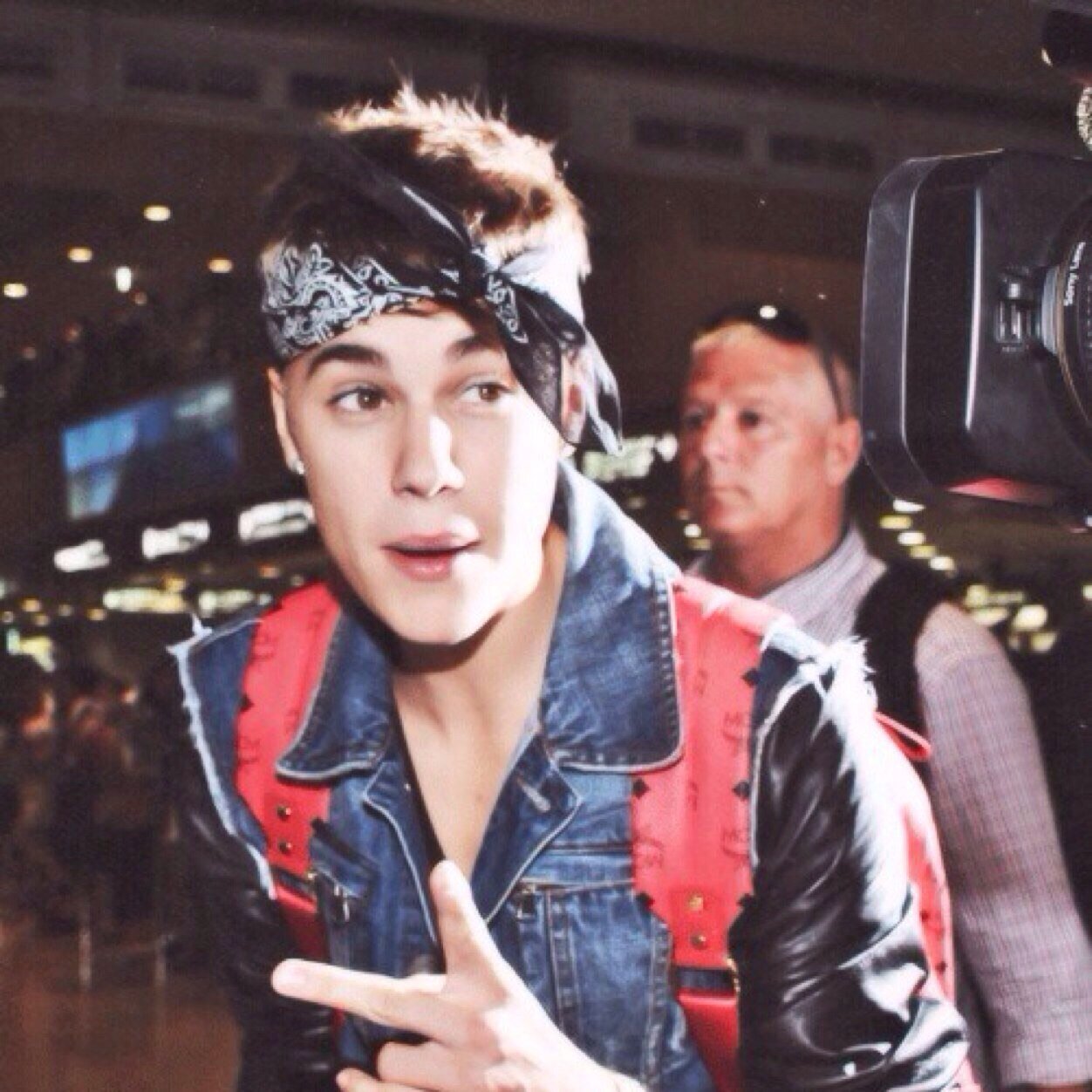 I'm just a girl hopelessly in love with a boy who doesn't know I exist... His happiness is My happiness ♡