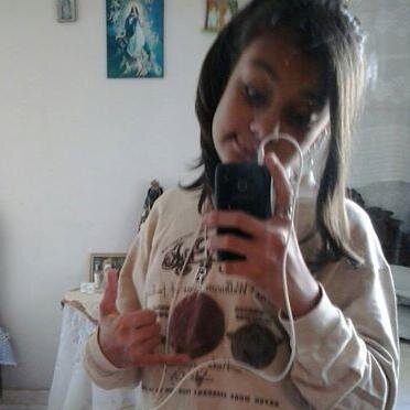 Gosto muito da Demi Lovato mais o importante é que ela saiba que todos os fãs dela ama muito ela =) Acho que a maioria não é LOVATIC mais se for me segui ♥_♥