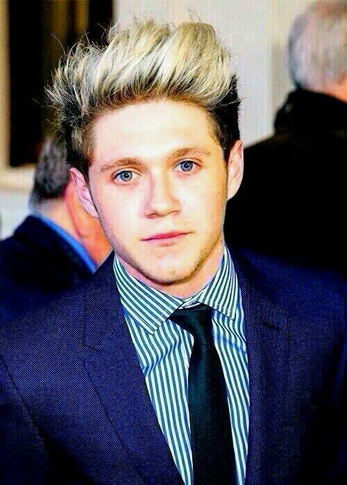 I'm 23 years old and I'm a new directioner! Liam, Harry, Zayn, Louis and Niall. Xuso Jones. Madrid. Spain.