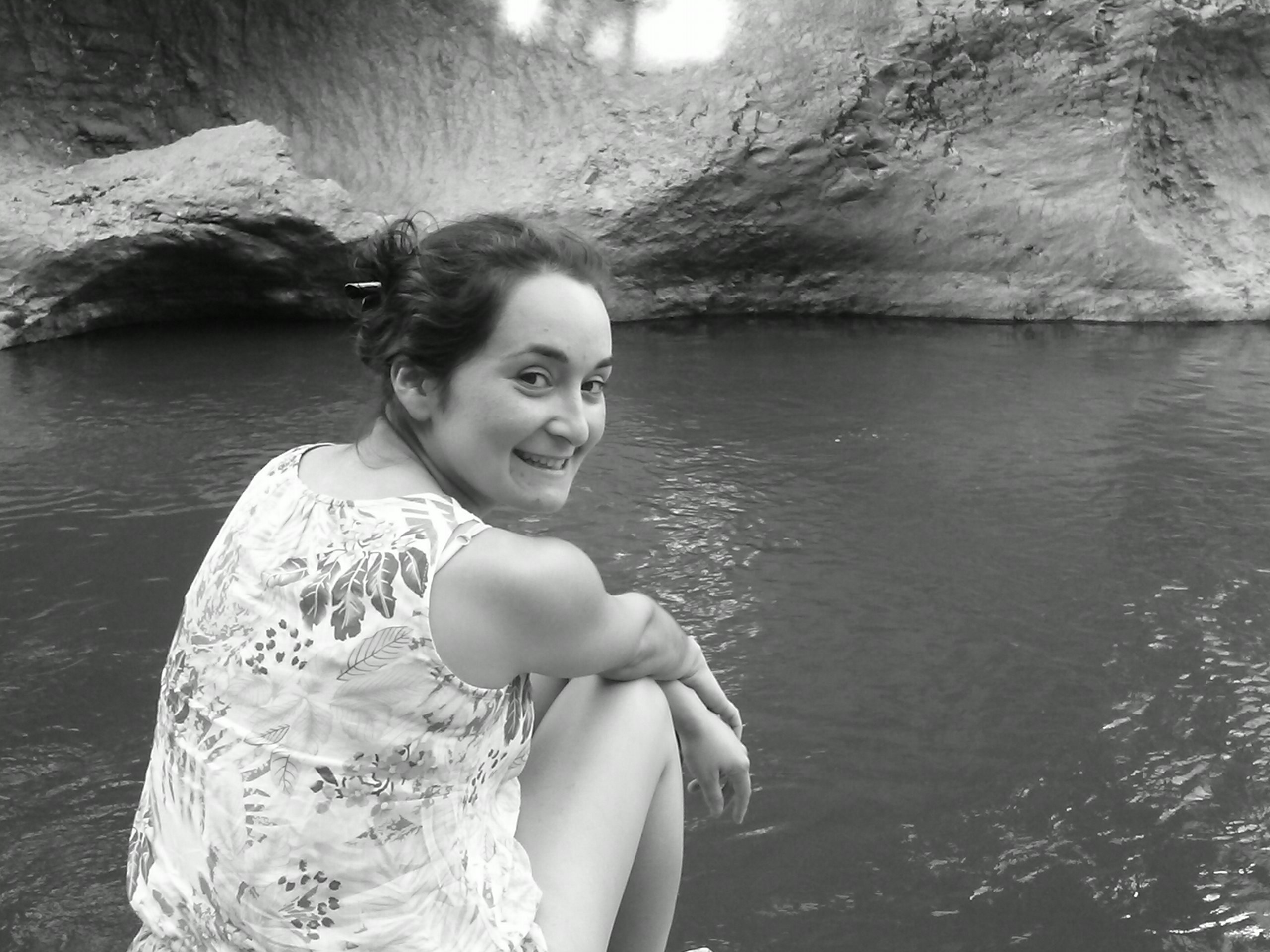 porq hay q justificar el amor. como a nadie se le ocurre justificar el mar, los los arboles y todo lo demas...