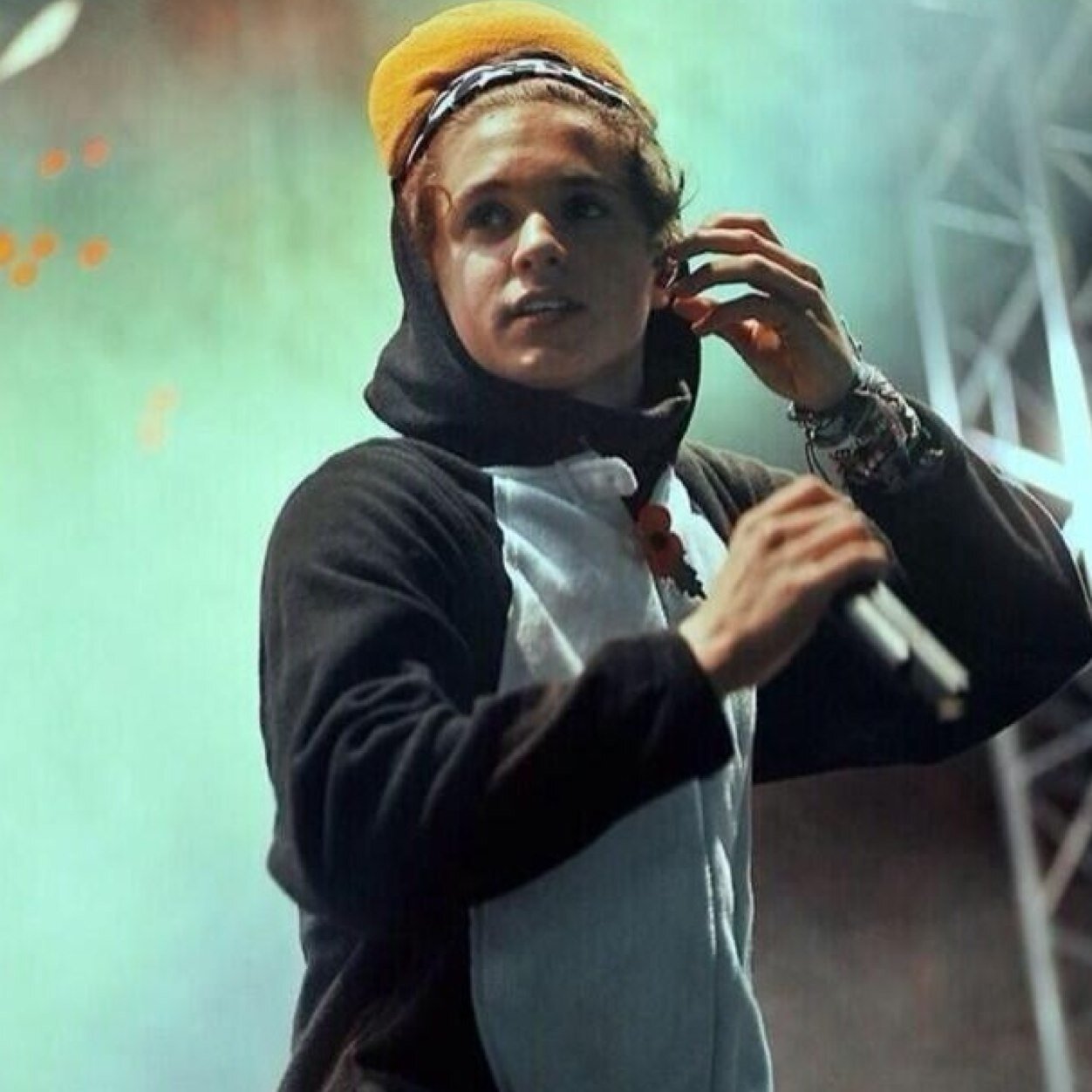 helloooo, i gave you this free follow, so it would mean so much if you could follow @VampsMcCartney please? :)