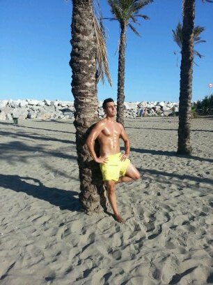 Yo persigo lo imposible, describo la belleza con un verso a menudo incorregible.Trabajador,amante del fitness y culturismo.Campeón de fittnes de semana.