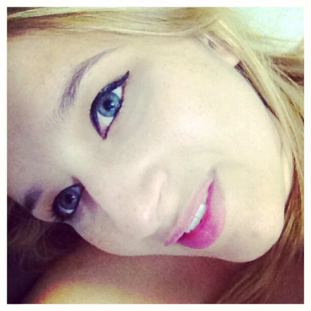 Às vezes sou engraçada, outras vezes sou séria; Às vezes sou menina, quase uma criança... e outras vezes sou bem mulher; Às vezes sou complicada e indecisa..