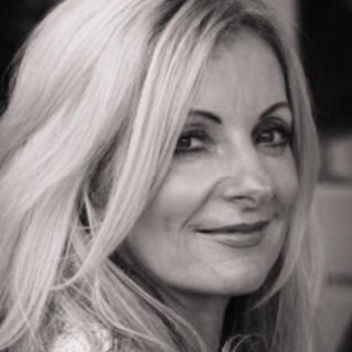 danniellev364's profile picture. I need a glitter intervention.