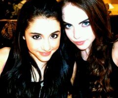 Hi! Im Kayla. Talk to me. [Fake is young Liz Gillies]