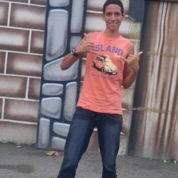 gosto de musica, toco sax, e estudo