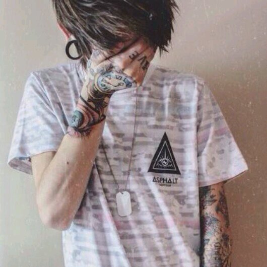 so this is my bio, uh yea i like bands, food and unicorns♥ follow me xoxoxo'