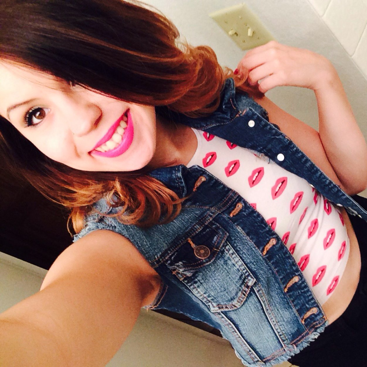 21, cuban, mother of one, libra, livin life with no regats...