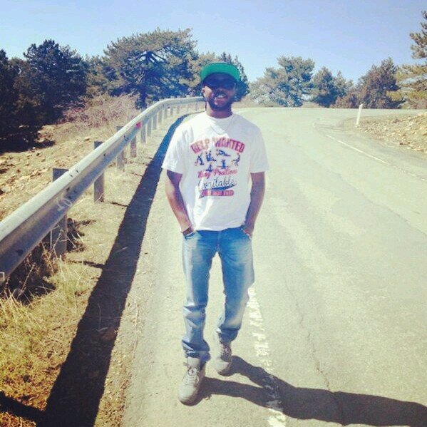 shessy01's profile picture. got d-vison lik a line btwn 2 dots...