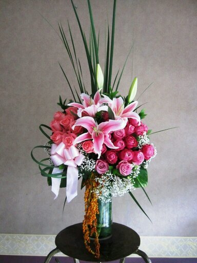 Providing fresh flower, hand bouquet, artificial flower, steek werk (bunga papan), hampers and gifts.