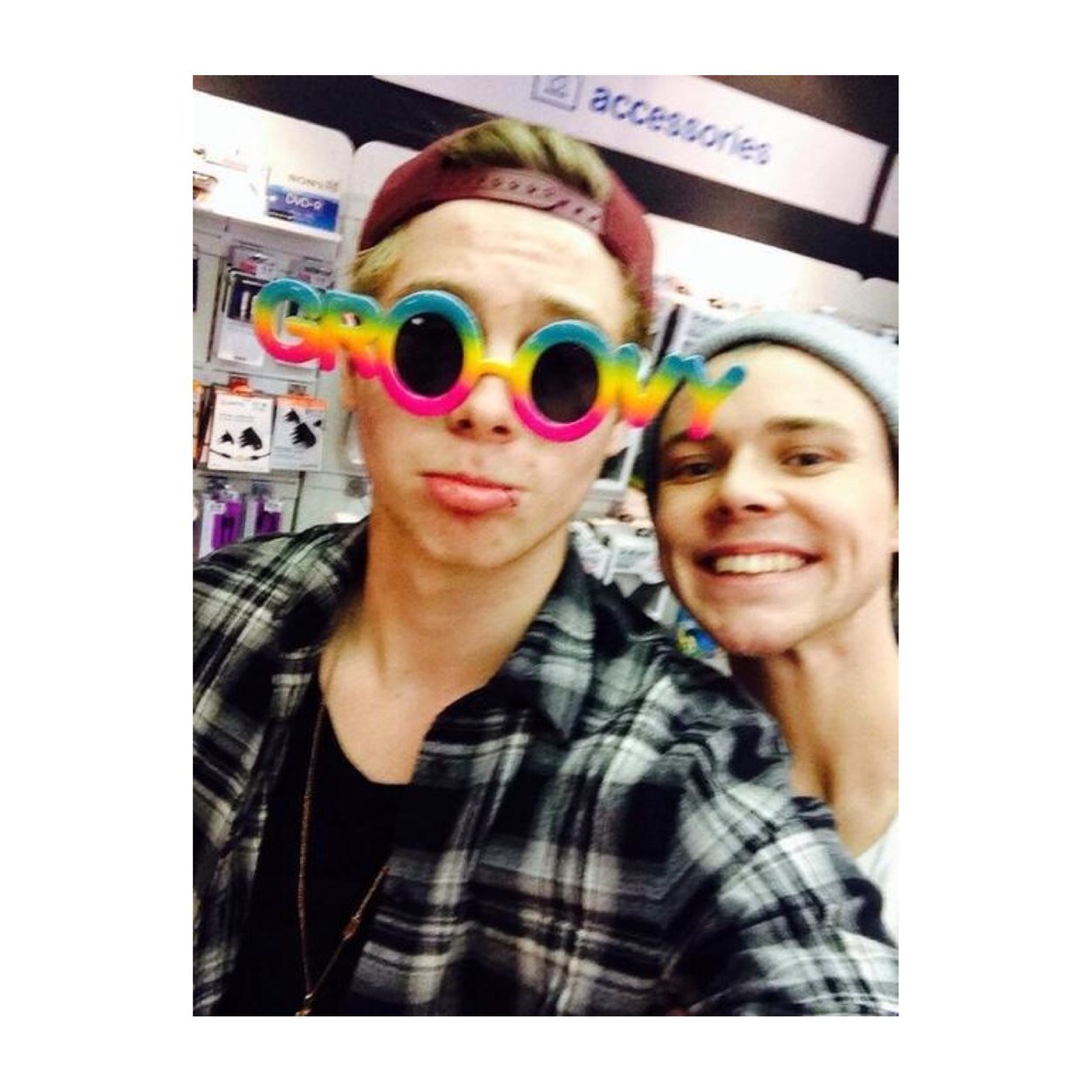 luke told me he loved me {twice} and ashton took the michael out of me // calum hood ♡