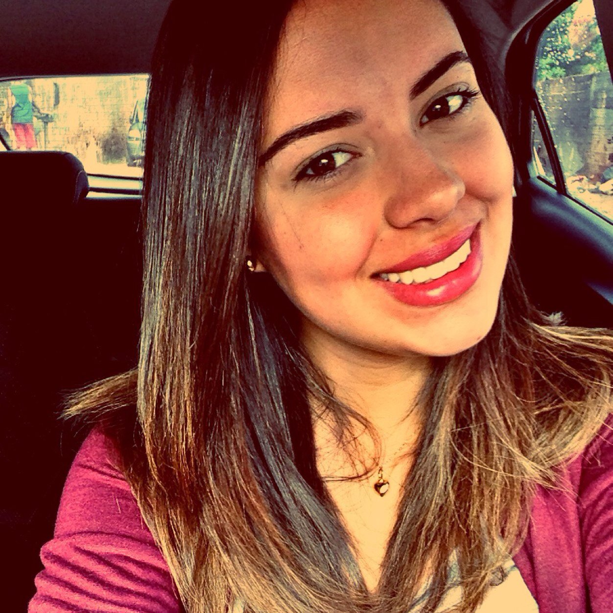 claravguedes's profile picture. 